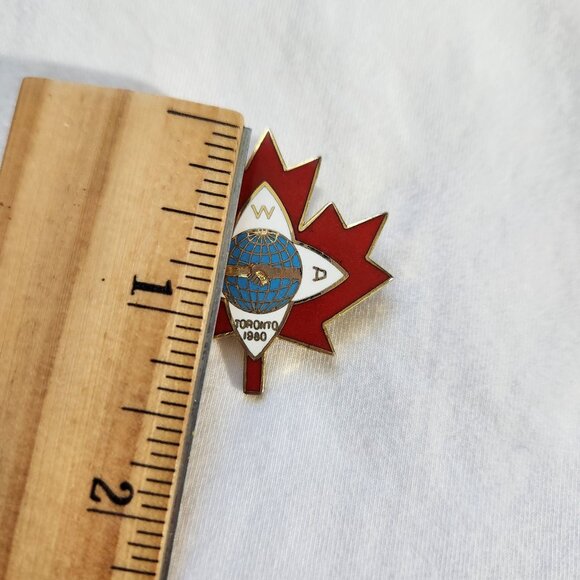 Vintage 1980 Toronto WBD World Pin With Red Maple Leaf Design - Picture 2 of 4